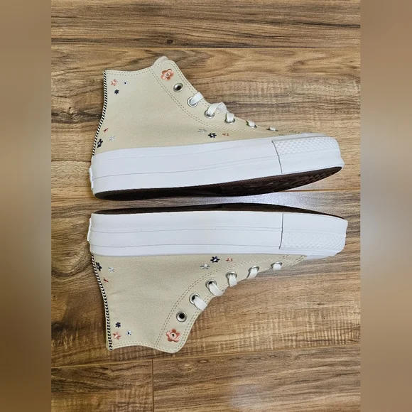 New Chuck Taylor All Star Lift Platform Petite Petals - Picture 7 of 11